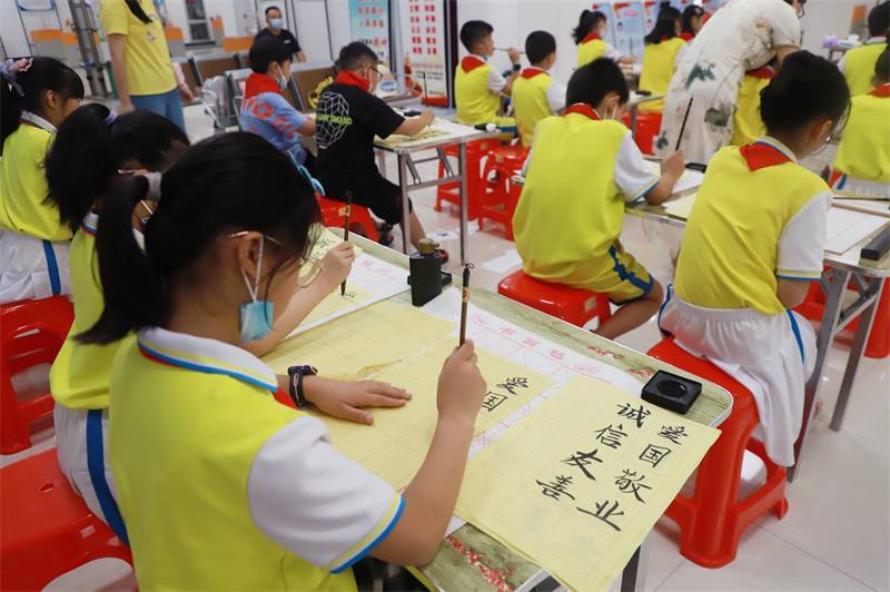 2021年7月10日，鄂州市科協(xié)組織蓮花小學(xué)學(xué)生在鄂州市科技館開展社會(huì)主義核心價(jià)值觀系列活動(dòng)，圖為開展的遨游翰墨筑夢(mèng)華夏書法活動(dòng)，學(xué)生認(rèn)真寫字中.jpg
