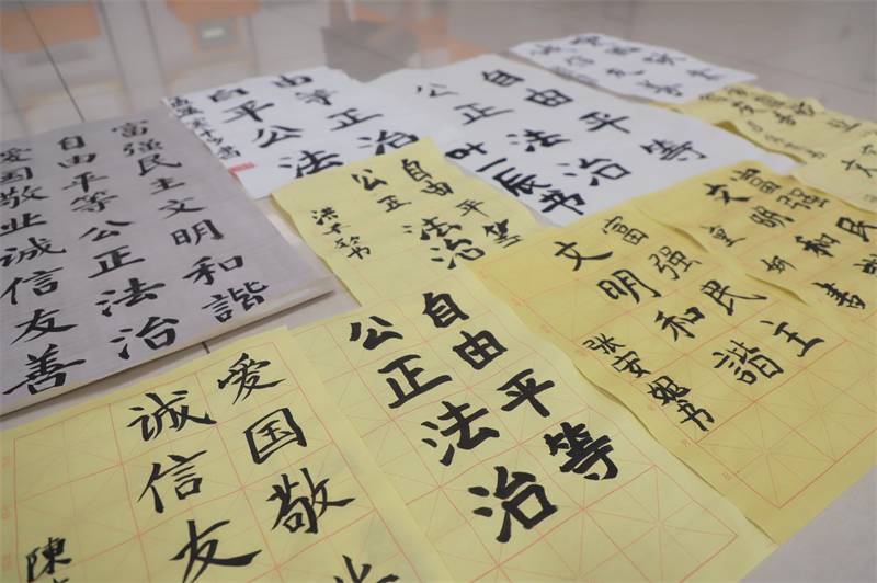 2021年7月10日，鄂州市科協(xié)組織蓮花小學(xué)學(xué)生在鄂州市科技館開展社會(huì)主義核心價(jià)值觀系列活動(dòng)，圖為開展的遨游翰墨筑夢(mèng)華夏書法活動(dòng)，學(xué)生作品.jpg