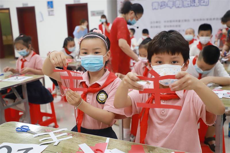 2021年7月10日，鄂州市科協(xié)組織落駕坪小學(xué)學(xué)生在鄂州市科技館開展社會主義核心價值觀系列活動，圖為開展的紅色剪影圓夢中華剪紙活動，同學(xué)們展示自己的半成品.jpg