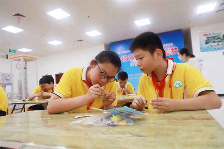 2021年7月9日鄂州市科協(xié)組織新民街小學(xué)學(xué)生在鄂州市科技館開(kāi)展社會(huì)主義核心價(jià)值觀系列活動(dòng)，圖為開(kāi)展的科技創(chuàng)新圓夢(mèng)中華科技小制作活動(dòng)，孩子們正在相互配合制作蠕蟲(chóng)機(jī)器人.jpg