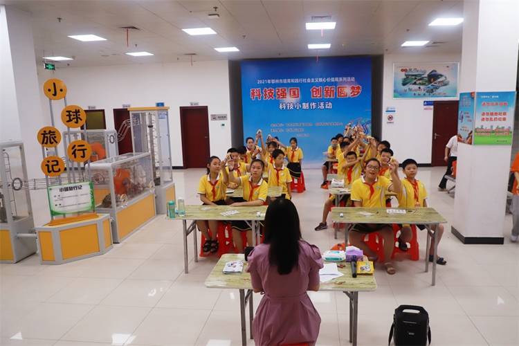 2021年7月9日鄂州市科協(xié)組織新民街小學(xué)學(xué)生在鄂州市科技館開(kāi)展社會(huì)主義核心價(jià)值觀系列活動(dòng)，圖為開(kāi)展的科技創(chuàng)新圓夢(mèng)中華科技小制作活動(dòng)，孩子們一起展示自己的作品.jpg