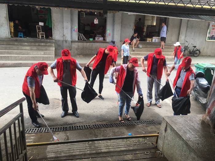 圖為6月28日，市科協(xié)副主席陳少斌（右一）帶領(lǐng)科普志愿者在考棚社區(qū)十字街路開展衛(wèi)生大掃除。.JPG