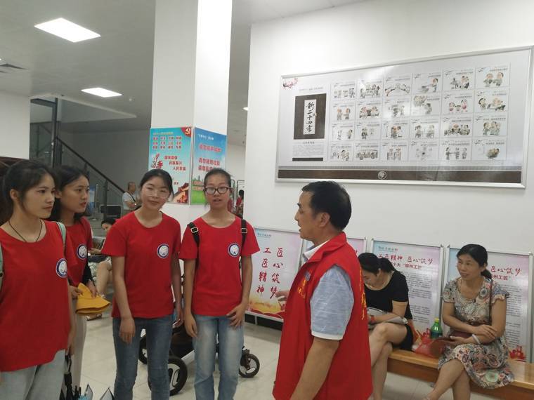 2019年7月28日，市科技館組織武昌理工學(xué)院知行書苑支教隊(duì)20名志愿者參觀科技館，并開展社會主義核心價(jià)值觀教育實(shí)踐活動。圖為市科技館志愿者對參觀人員宣傳社會主義核心價(jià)值觀.jpg
