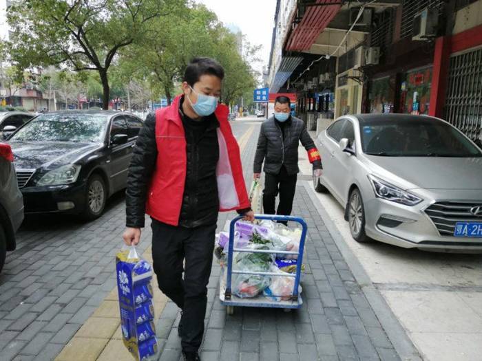 疫情期間，市科協(xié)給社區(qū)困難群體發(fā)放生活物資 (1).jpg