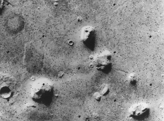 火星上的臉 圖片來源：Viking 1， NASA - Viking 1 Orbiter， image F035A72 （Viking CD-ROM Volume 10）